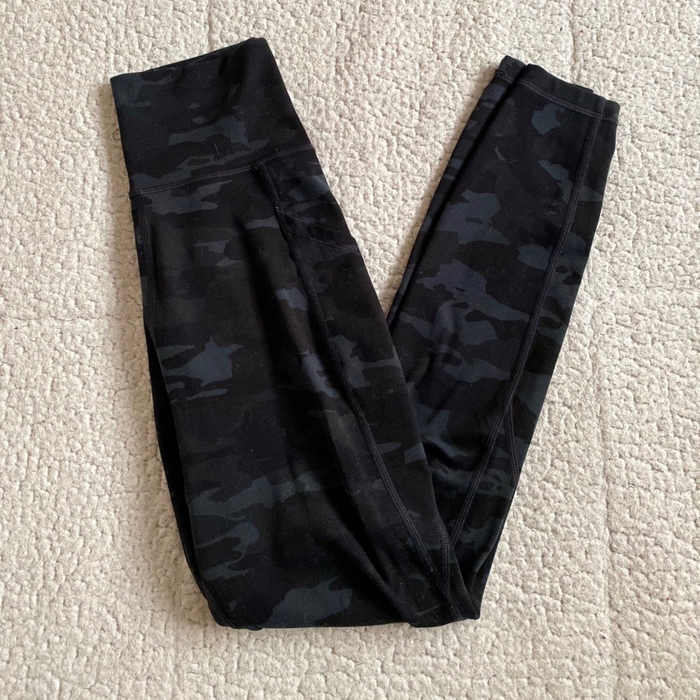 Surface Pocket Leggings in Black Camo